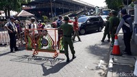 Selain itu, tampak petugas Dishub bersama Linmas, Satpol PP dan polisi berjaga di seberang tempat parkir Abu Bakar Ali, di mana ruas jalan itu menjadi jalur masuk ke Malioboro. Tak hanya itu, beberapa petugas tampak berjaga di sirip-sirip jalan Malioboro.