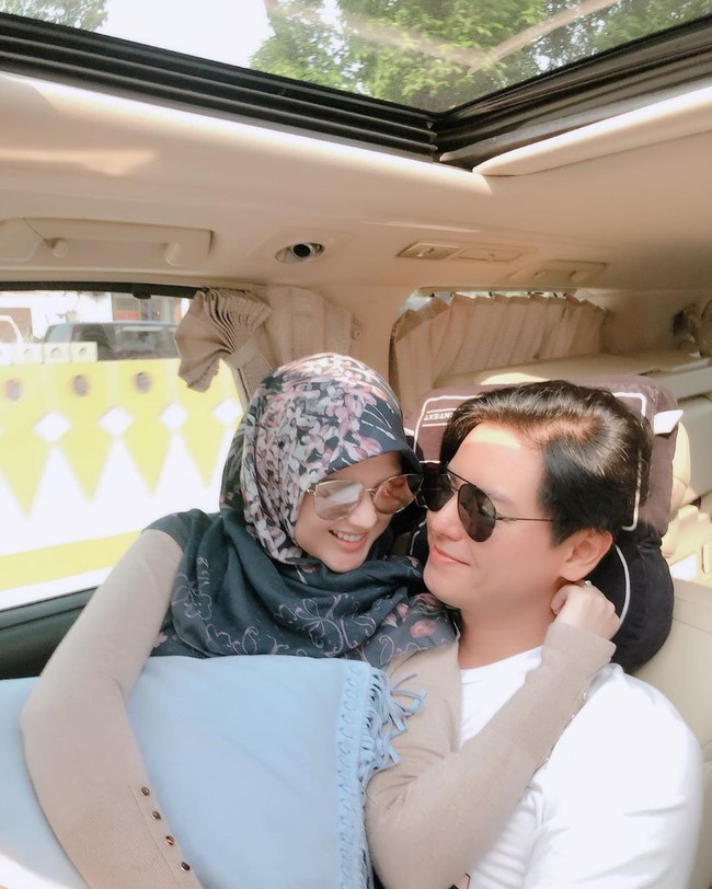 Karena terinfeksi COVID-19, Roger pun sementara waktu tak bisa berkumpul bersama keluarga kecilnya. Tak heran jika sang anak mulai merindukan sosok ayahnya itu. Foto: Instagram @cutratumeyriska