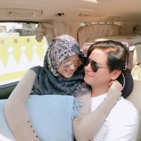 Karena terinfeksi COVID-19, Roger pun sementara waktu tak bisa berkumpul bersama keluarga kecilnya. Tak heran jika sang anak mulai merindukan sosok ayahnya itu. Foto: Instagram @cutratumeyriska