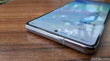 Guna mendukung mobilitas penggunanya, smartphone ini punya kapasitas baterai 4.500 mAh dengan menyertakan fitur pengisian cepat 25W. Foto: Agus Tri Haryanto/detikINET