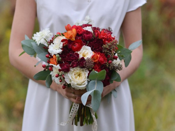 Menikah A beautiful fresh bridal bouquet. wedding floristry, floristic decorative statement