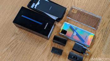 Selang kurang dalam sebulan kemudian, Samsung memboyongnya ke pasar gadget Indonesia. Foto: Agus Tri Haryanto/detikINET