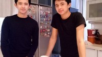 Setelah selesai membuat kopi, Nakula dan Sadewa langsung foto bersama. Lihat, dari penampilannya yang mengenakan kaos hitam tersebut, mereka berdua tampak kompak, dengan gelas kopi yang juga sama. Foto: Istimewa