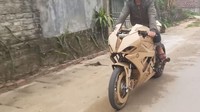 Agar bisa menunjang desain motor sport, bagian rangka dimodifikasi dengan penambahan sasis tubular. Selain itu bagian lengan ayun menggunakan desain monoarm dan roda belakang menggunakan roda mobil untuk menambah kesan gambot. YouTube NHET TV.