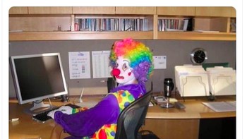 Fans Barca digambarkan seperti badut lantaran mengejek Madrid tapi juga kalah. Foto: istimewa