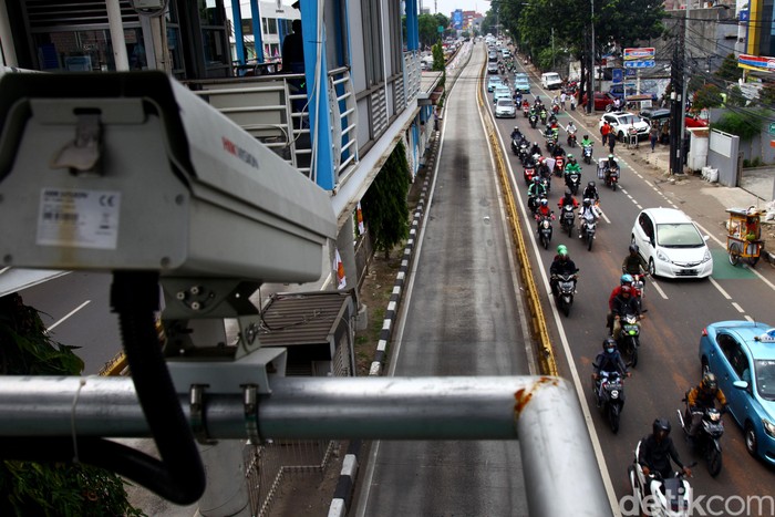 Tilang Elektonik Didominasi Pemotor Terobos Jalur TransJ Sejak diberlakukan tilang elektornik, sejumlah pelanggaran didominasi para pemotor yang masih nekat menerobos jalur TransJakarta.