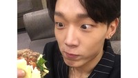 Bobby yang jago musik rapp ini terlihat lucu saat menyantap burger kesukaannya. Apalagi burger tersebut berisikan daging patty yang sangat besar. Foto: Istimewa