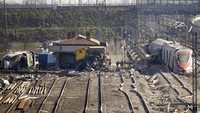 Dilansir dari VOA Indonesia, Kepala Badan Perlindungan Sipil mengatakan kepada radio pemerintah bahwa kereta milik perusahaan negara itu keluar dari rel, menabrak kereta barang di dekat Kota Lodi. AP Photo/Luca Bruno.