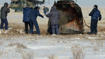 Puing-puing kapsul Soyuz MS-13 yang terbakar setelah memasuki orbit Bumi. Foto: NASA/Bill Ingalls