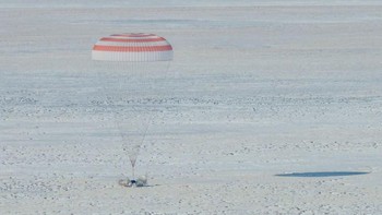 Menumpangi kapsul Soyuz MS-13, Koch mendarat di Kota Dhezkazgan, Kazakhstan pada Kamis (6/2) pukul 15.12 waktu setempat. Foto: NASA/Bill Ingalls