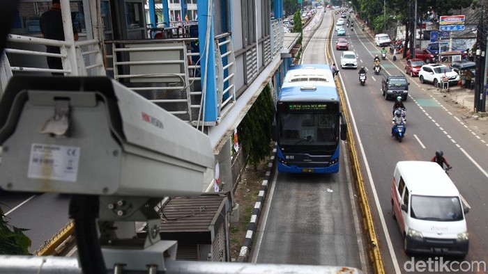 Sejak diberlakukan tilang elektornik, sejumlah pelanggaran didominasi para pemotor yang masih nekat menerobos jalur TransJakarta.