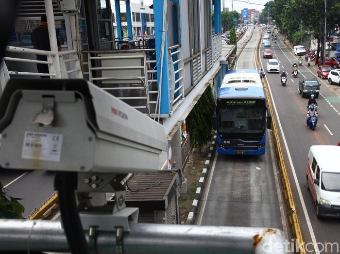 Sejak diberlakukan tilang elektornik, sejumlah pelanggaran didominasi para pemotor yang masih nekat menerobos jalur TransJakarta.