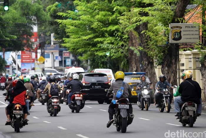 Pemotor Lawan Arah Pengendara sepeda motor nekat melakukan lawan arah di Jalan Komplek UI, Kebayoran Lama, Jakarta Selatan, Jumat (7/2/2020). Para pengendara sepeda motor nekat melawan arus demi memotong rute perjalanan.