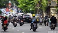 Sejumlah pengendara sepeda motor melawan arah di Jalan Komplek UI, Kebayoran Lama, Jakarta Selatan, Jumat (7/2/2020).