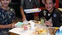 Kalau yang satu ini adalah kekompakan antara Nakula dan Sadewa saat makan di sebuah kafe. Mereka berdua juga kompak memesan roti panggang dengan topping. Foto: Istimewa