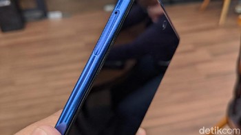 Bagian samping kiri ponsel, terdapat slot buat dual SIM card. Foto: Agus Tri Haryanto/detikINET