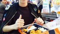 Setiap kali makan di sebuah restoran ia juga selalu mengabadikan dengan berfoto sebelum melahap habis makanan tersebut. Foto: Istimewa
