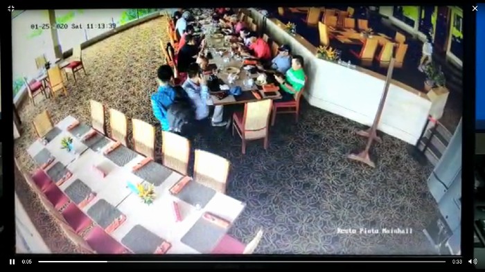 Pencurian modus geser tas di Pondok Indah Golf terekam CCTV