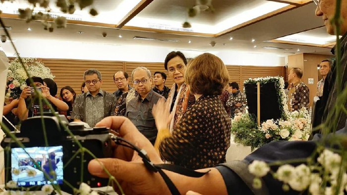Sri Mulyani Sambangi Lokasi Persemayaman JB Sumarlin