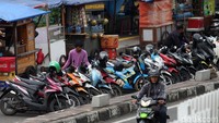 Begini penampakan sejumlah PKL dan parkir liar yang memenuhi Jalan Tanjung Selor di kawasan ITC Roxy mas, Jakarta, Jumat (7/2/20202).