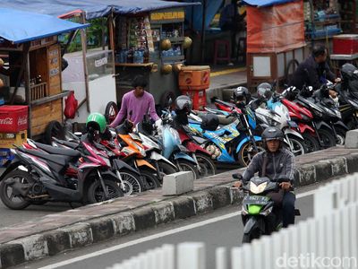 PKL dan Parkir Liar Menjamur di Kawasan ITC Roxy Mas