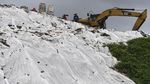 Kurangi Bau, Sampah TPA Cipayung Ditutup Plastik
