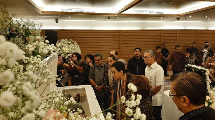 Sri Mulyani Sambangi Lokasi Persemayaman JB Sumarlin