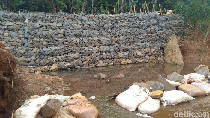 Tanggul di Perumahan Puri Citayam Permai 2, Bojonggede, Kabupaten Bogor (Sachril Agustin Berutu/detikcom)