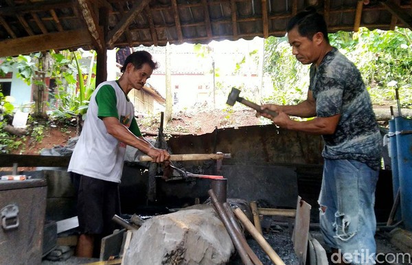 Penduduknya mayoritas menggantungkan hidup dari pembuatan perkakas seperti sabit, parang, pisau, golok dan lainnya. Mereka masih menggunakan cara tradisional untuk produksi. (Foto: Dadang Hermansyah)