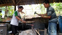 Penduduknya mayoritas menggantungkan hidup dari pembuatan perkakas seperti sabit, parang, pisau, golok dan lainnya. Mereka masih menggunakan cara tradisional untuk produksi. (Foto: Dadang Hermansyah)