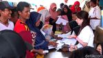 Senyum Manis Kades Angely Saat Melayani Warga