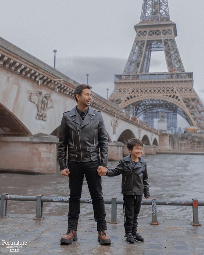 Gaya kompak Raffi Ahmad dan Rafathar yang tampil serba hitam. Foto: dok. Instagram