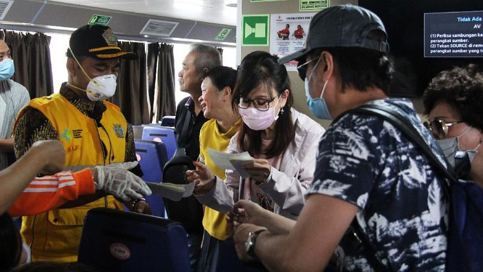 PENGAWASAN WNA ANTISIPASI WABAH CORONA Petugas gabungan Pengawasan Orang Asing (PORA) mengunjungi Lai Chin Cheung (60, tengah), WNA asal Hongkong yang tinggal bersama istrinya yang asli pribumi (WNI), Zulfatun Nimah (36, kiri), di Gandong, Tulungagung, Jawa Timur, Jumat (7/2/2020). Pengawasan Orang Asing itu dilakukan secara gabungan dengan melibatkan tim Dinas Kesehatan demi mengantisipasi wabah novel corona atau 2019-nCov melalui WNA yang berasal atau memiliki riwayat perjalanan ke negara-negara terdampak virus memastikan. ANTARA FOTO/Destyan Sujarwoko/pd.