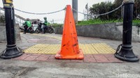 Guna meminimalkan jumlah pengendara motor yang tak tertib tersebut jalur khusus pejalan kaki dilengkapi dengan bollard dan kerucut lalu lintas (traffic cone).