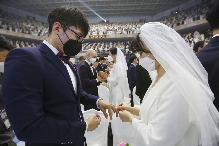 NIkah Massal di Korea Selatan Sejumlah warga Korea Selatan ikuti kegiatan nikah massal. Meski kenakan masker untuk cegah virus corona, para pasangan pengantin tampak bahagia di acara itu.