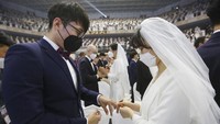 Sejumlah warga Korea Selatan ikut serta dalam kegiatan nikah massal yang digelar di Pusat Perdamaian Cheong Shim yang berada di kawasan Gapyeong, Korea Selatan, Jumat (7/2/2020).