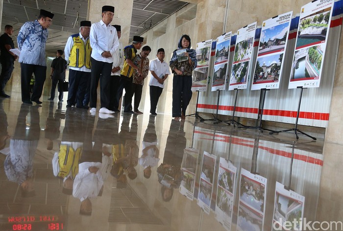 Jokowi Tinjau Renovasi Masjid Istiqlal Presiden Joko Widodo meninjau proyek renovasi Masjid Istiqlal, Jakarta. Jokowi tampak mengenakan peci saat meninjau renovasi masjid tersebut.