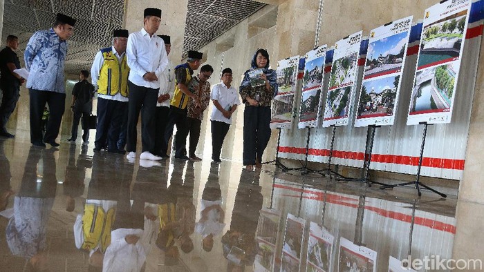 Jokowi Tinjau Renovasi Masjid Istiqlal Presiden Joko Widodo meninjau proyek renovasi Masjid Istiqlal, Jakarta. Jokowi tampak mengenakan peci saat meninjau renovasi masjid tersebut.