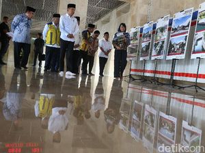 Gaya Jokowi Pakai Peci Saat Tinjau Renovasi Masjid Istiqlal