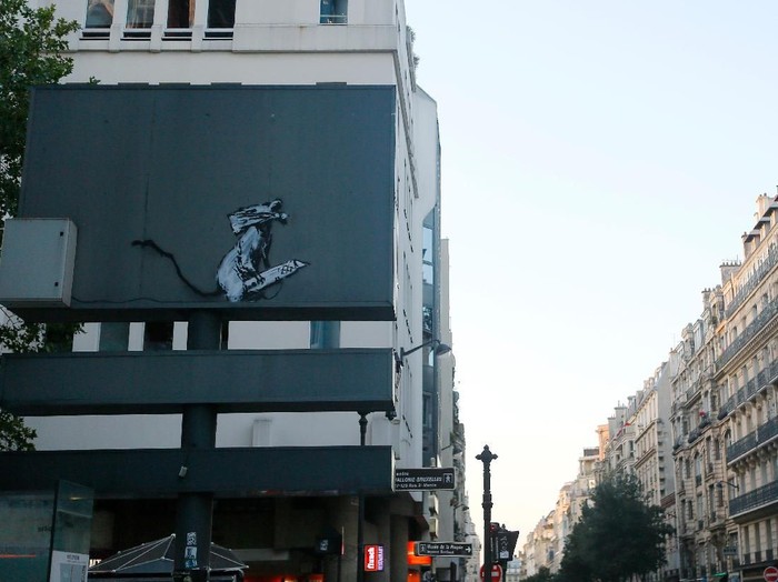 Lukisan Dinding Banksy Mandatory Credit: Photo by Alfonso Jimenez/Shutterstock (9730144m)
New work of Bristol street artist Banksy
New work of street artist Banksy, Paris, France - 28 Jun 2018