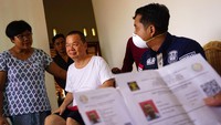 Petugas gabungan Pengawasan Orang Asing (PORA) mengunjungi Lai Chin Cheung, WNA asal Hong Kong yang tinggal bersama istrinya yang asli pribumi (WNI), Zulfatun Nimah di Gandong, Tulungagung, Jawa Timur, Jumat (7/2/2020). Pengawasan dilakukan secara gabungan dengan melibatkan tim Dinas Kesehatan untuk mengantisipasi wabah virus corona. Antara Foto/Destyan Sujarwoko.