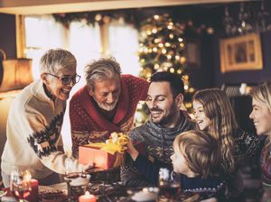 35 Rekomendasi Hadiah Natal untuk Teman yang Lucu hingga Unik