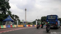 Jalan Merdeka mengelilingi kawasan Monumen Nasional, juga masuk dalam wilayah Civic Center. Panjangnya sekitar 3,7 km, terbagi menjadi 4 yaitu Jalan Medan Merdeka Selatan, Jalan Medan Merdeka Timur, Jalan Medan Merdeka Utara dan Jalan Medan Merdeka Barat. (Rachman/detikcom)