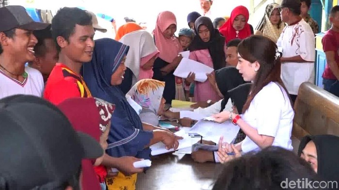 Masih ingat dengan Angely Emitasari? Kades cantik itu tengah membuat gebrakan di desanya.