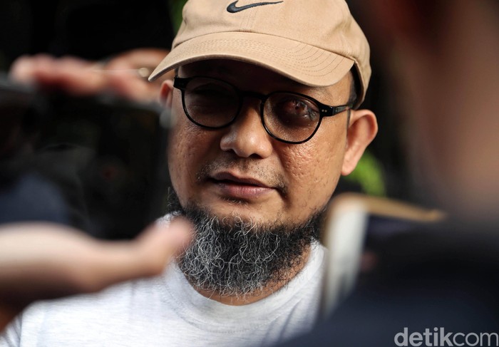 Novel Baswedan Tak Ikut Rekonstruksi Korban penyiraman air keras Novel Baswedan bicara alasannya tak ikut rekonstruksi yang digelar polisi. Faktor kesehatan jadi alasan ia tak ikut rekonstruksi itu