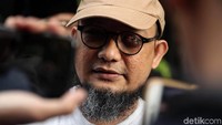Korban penyiraman air keras Novel Baswedan bicara di hadapan sejumlah awak media terkait alasannya tak ikut dalam proses rekonstruksi yang digelar Polda Metro Jaya dini hari tadi, Jumat (7/2/2020).