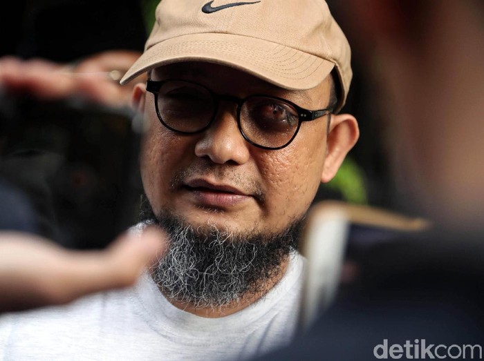 Korban penyiraman air keras Novel Baswedan bicara alasannya tak ikut rekonstruksi yang digelar polisi. Faktor kesehatan jadi alasan ia tak ikut rekonstruksi itu