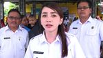 Senyum Manis Kades Angely Saat Melayani Warga