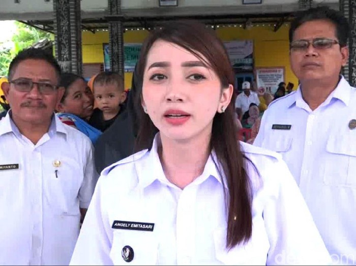 Kades Kedungkumpul Angely Emitasari kembali jadi sorotan. Kali ini ia ikut membantu warga mengurus data kependudukan yang dilakukan secara massal.