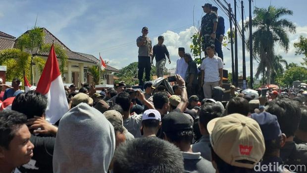 Sejumlah warga menggelar aksi di depan PN Purworejo